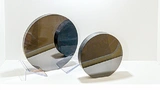Zwei Siliziumkarbid-Boules (SiC). Aus diesen Rohkristallen werden die SiC-Wafer geschnitten, auf denen dann SiC-MOSFETs prozessiert werden
