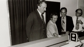 Nobelpreisträger Alexander Prokhorov (links) und Laser-Erfinder Theodore Harold Maiman (2.v.rechts) mit Ausstellern auf der Laser 1973.