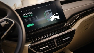 Der Service Pay to Fuel ermittelt über das GPS-System des Fahrzeugs den Standort während eines Tankstopps und fragt den Kunden nach der Nummer der verwendeten Zapfsäule.