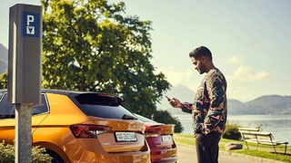Der Service Pay to Park identifiziert die genutzte Parkzone und veranlasst automatisch das Begleichen der Parkgebühren.