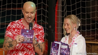 Matthäus Hose und Nadine Ziegler (beide WEKA) geben die Gewinner der Verlosung bekannt