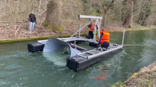 Der Energyfish wird im Auer Mühlbach installiert.