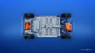Stellantis hat die STLA-Medium-Plattform für E-Fahrzeuge aus dem C- und D-Segment vorgestellt. Hier eine Ansicht von oben inklusive Antriebsmodule.