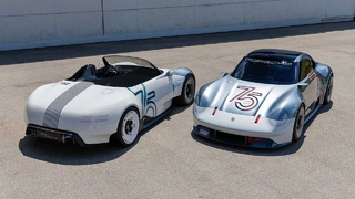 Insgesamt präsentiert Porsche mehr als 15 Neuheiten und Klassiker in West Sussex auf dem Gelände des Duke of Richmond, darunter den neuen Elektro-Speedster und sein geschlossenes Schwestermodell.