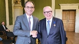 Der hessische Finanzminister Michael Boddenberg (links) hat Bernhard Juchheim mit dem Hessischen Verdienstorden am Bande ausgezeichnet.