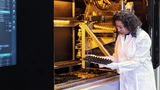 Mit den 3D-Druck-Lösungen von Cubicure werden pro Jahr mehrere Millionen hochpräziser Komponenten additiv gefertigt und gereinigt