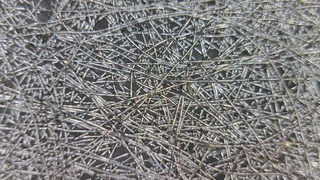 Flexibles Schirmmaterial bestehend aus metallisierten Fasern
