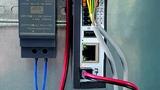 Einfache Montage auf der Hutschiene: Stromversorgung über Netzteil, Signalleitungen von den Sensoren, externe Mobilfunkantenne – fertig.