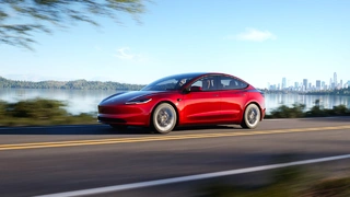 Den Tesla Model 3 gibt es nun in zwei aktualisierten Versionen: Ein Upgrade mit Hinterradantrieb und eine Long-Range-Version mit Allradantrieb.