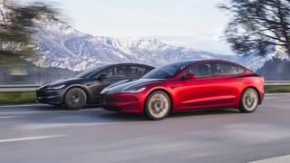 Erhältlich sind die beiden Modellfarben Ultra Red und Stealth Grey.