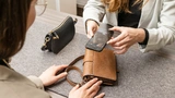 Die Überprüfung einer Handtasche per App: Die Lederstruktur jeder Tasche auch einer Serie ist einzigartig und wie ein Fingerabdruck. 
