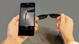 Prüfung einer Brille am Scharnier über die Origify-App.