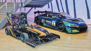 Der Saisonwagen der Rennschmiede Pforzheim (vorne) und der Saisonwagen von Rutronik Racing (hinten) beim 3. Rutronik Automotive Congress im Jahr 2022