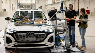 Vorbereitungen zu einem Crashversuch im neuen Fahrzeugsicherheitszentrum.