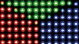 Mini-LED-Display und eine Makroaufnahme (rechts), in der die leuchtenden Pixel zu sehen sind, die aus RGB-LEDs bestehen