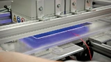 Aushärten beim Wet Bonding mit UV-Licht: Das flüssige Verkleben der Komponenten verspricht eine besonders hohe optische Qualität und mechanische Stabilität
