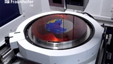 Blick in das Rigaku XRTmicron Röntgentopographiegerät mit animiertem Defectmapping zur Darstellung des zerstörungsfreien Messverfahrens auf der gesamten Waferoberfläche.