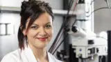 Prof. Francesca Santoro: »Wir haben das Material synthetisiert und anschließend charakterisiert und konnten zeigen, dass sich damit die typischen Eigenschaften der Retina nachahmen lassen.«