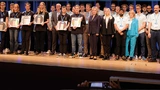 Preisträger von Invent-a-Chip (schwarze Shirts) und COSIMA (weiße Shirts) mit Konferenz Chairman Prof. Dr. Hubert Lakner (ganz rechts)