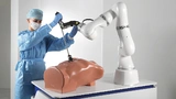 Der Cobot LBR Med kann bei Operationen via Telemanipulation unterstützen. So können die Chirurgen sich physisch entspannen und ihre gesamte Aufmerksamkeit auf den Verlauf der OP lenken, die sie am Monitor mithilfe einer Konsole steuern