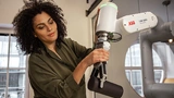Anwenderinnen und Anwender können Cobots wie den »GoFa CRB 15000« von ABB mit der Hand führen, um eine Bewegung des Roboterarms einzulernen