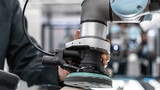 Bei der Arbeit: Ein Cobot von Universal Robots mit einem Schleif-Kit von Robotik