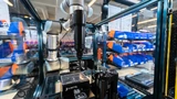 Auch Schrauben ist eine Anwendung, für die sich Cobots eignen – hier ein Cobot von Universal Robots mit einer Schraubvorrichtung von Robotiq
