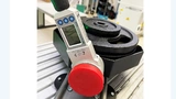 Hier wird ein Cobot im transienten Kontakt auf dem Brustkorb gemessen. Eine Masse von 40 kg in Form von Gewichten simuliert dabei den Oberkörper. Eine von der Robotics Consulting erstellte Messapplikation
