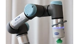 Ein Cobot des Typs UR3 von Universal Robots mit einem Vakuumgreifer von Schmalz – erstellt wurde die Anwendung von der Robotics Consulting