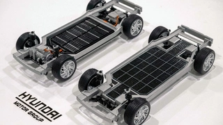 Aufbau eines gewöhnlichen E-Fahrzeugs (links) im Vergleich zu einem E-Fahrzeug mit Uni Wheel (rechts).