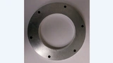 Bei den Tests mit der Mini Box hält ein Ring mit einem Durchmesser von 100 mm das Prüfmuster fest und drückt es an Ort und Stelle
