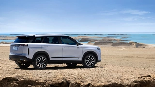 Dank der Zusammenarbeit mit Jaguar Land Rover punktet der SUV mit seinen Offroad-Fähigkeiten.