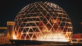 In der Sphere-Halle befindet sich das größte hochauflösende LED-Display der Welt, das die Zuschauer seitlich und nach oben vollständig umgibt und so für ein wahrhaft immersives Seherlebnis sorgt.