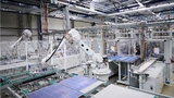 Automatisiertes Layup bei der Solarmodulfertigung: Zellstrings werden auf das Glas-Folie-Sandwich aufgelegt und mit Querverbindern elektrisch verschaltet