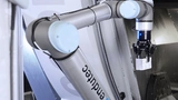 Beim Sondermaschinenbauer Endutec ist der Cobot UR10e für das Werkstück-Handling zuständig.