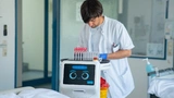 Im Krankenhaus übernimmt der Cobiot Plato Routineaufgaben wie die Anlieferung von Mahlzeiten, Medikamenten, Sanitär- und Verbrauchshygiene sowie die Entsorgung von Abfällen.