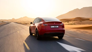 Roter Tesla Model Y.