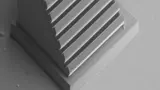 Das schräge Gitter auf einer Prismenfacette hat ebenfalls das 3D-Drucksystem »Quantum X align« von Nanoscribe gedruckt. 