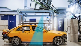 Als weltweit erster Automobilhersteller röntgt Mercedes-Benz einen Crashtest.