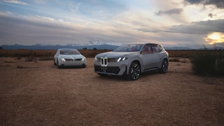 Nachdem BMW bereits auf der IAA ein Konzept einer Limousine der Neuen Klasse (links) präsentiert hatte, gibt der Hersteller nun einen Einblick in die Neue Klasse X (rechts).