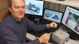 Gerhard Kroupa mit dem Zündlaser im Labor von SAL.