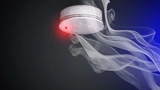 Wenn Rauchpartikel in die Rauchkammer gelangen, bricht sich das Licht des LED-Emitters an ihnen, wird gestreut und in das Sichtfeld des Detektors abgelenkt. Sobald dieser das gestreute Licht empfängt, schlägt das System Alarm. 