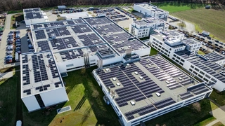 Rund 4.000 PV-Module sorgen bei Delo künftig für klimafreundlichen Strom.