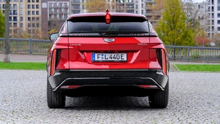Ab sofort steht der Lyriq in der MotorWorld in Berlin und in München sowie ab Juni auch in Köln für Probefahrten bereit. Darüber hinaus eröffnet GM im zweiten Halbjahr mit Cadillac City eine Erlebniswelt in Frankfurt und Hamburg.