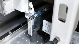 Das Innenleben der Batteriezellenprüfanlage von Xarion und Manz AG: Hier werden auf der einen Seite der Zelle mit einem Laser Ultraschallsignale erzeugt und auf der anderen Seite mit Xarions Mikrofon analysiert. Dabei ist kein Wasser oder Gel nötig.