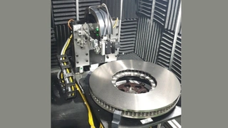 Gegossene Bremsscheiben werden mit der laserangeregten, berührungslosen Ultraschallprüftechnologie von Xarion inline auf Risse und Defekte untersucht