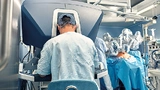 Der robotische Operateur ist das technische Hilfsmittel des Chirurgen, ersetzt ihn aber nicht. Die Informationsübertragung erfolgt wechselseitig und muss fehlerfrei sein
