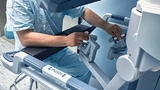 Über die Schnittstelle steuert der Chirurg die Roboterarme. Er profitiert von der ergonomischen Freiheit und kann länger konzentriert arbeiten