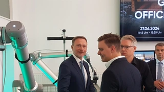 Bundesfinanzminister Christian Lindner mit RobCo-CEO Roman Hölzl (Mitte) und Frank Thelen, Investor und Mitgründer von Freigeist Capital (rechts).