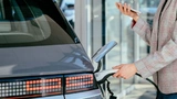 Bei Elektroautos haben die Hersteller viel Freiheiten bei der Verteilung von Batterien und Ladeanschlüssen. 